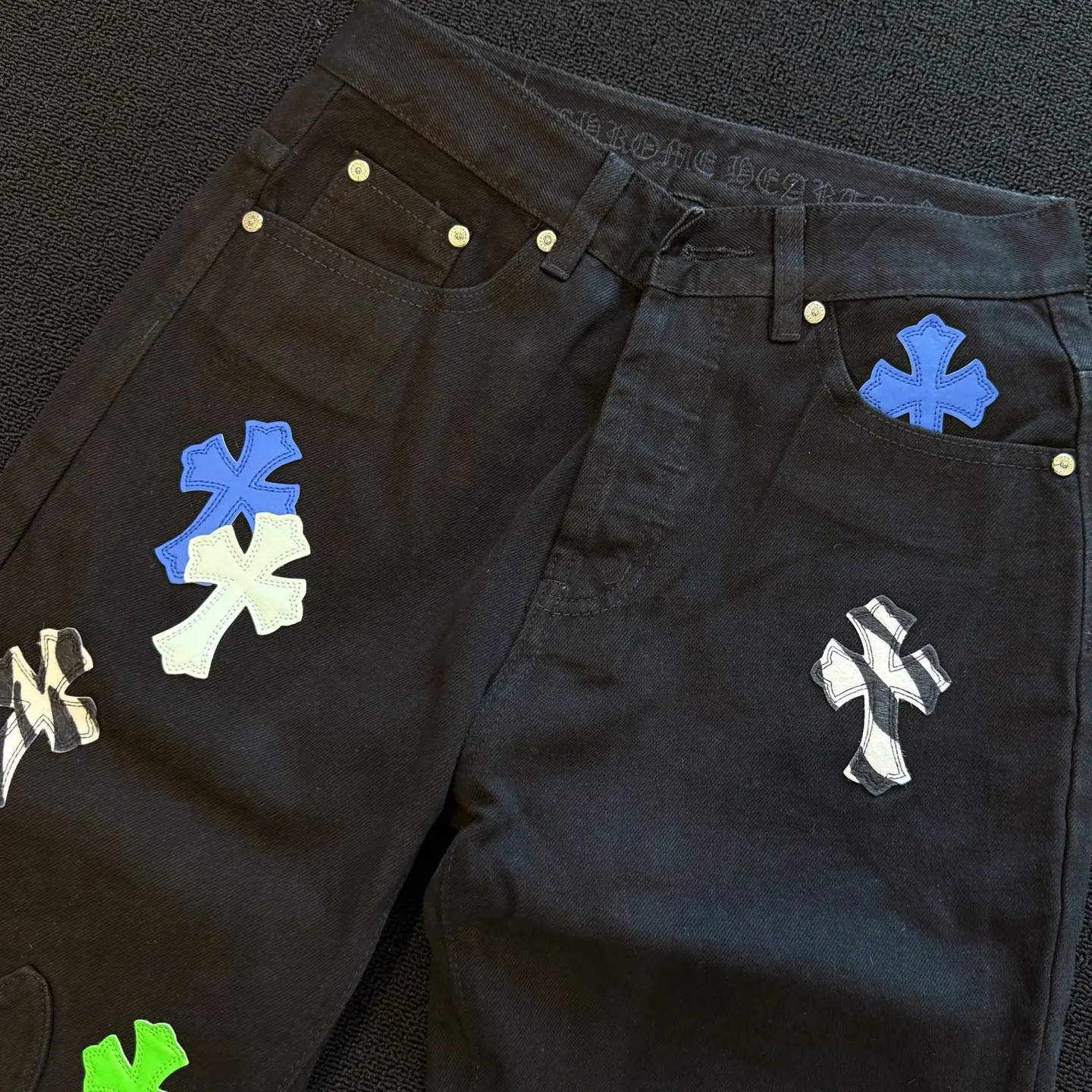 P270 model number: D360 ChromeHearts ChromeHearts green zebra patch leather straight jeans, ceiling-level jeans, a pair is hard to find at the counter‼ ️About Zangyin✅This is an extremely luxurious fashion brand that can also be called the aristocracy of the high street. It has always been an exclusive brand for some hipsters or rich second generations. The color of this model is already very eye-catching by using a unique washed material. It is decorated with pink patch cross flowers, which cleverly highlights the charm of the brand. Secondly, this model adopts a classic high-waist cut design, which highlights the long legs and fashionable temperament of the upper body. The brand is highly recognizable and the slim-fitting configuration is more suitable for daily wear. The personality will be fashionable and the specifications can be seen at a glance. Materials and technology ✅ Needless to say, this point goes without saying. As an excellent craftsman brand, Zangyin's requirements for details and craftsmanship are really perfect. The washed color of this model has gone through a lot of processes, not to mention the embellishment of the denim appliqués. It is also purely handmade and sewn. Just like what they believe in, only handmade things have soul and have the meaning of wearing. A top-notch heavy-duty fashionable denim item, recommended by both hands‼ ️ Size: 28, 30, 32, 34, 36 (S-XXL) Color: Black Size reference: Pants length 100 102 104 106 106 Waist 72 76 80 84 88 Recommended weight S (about 110 pounds) M (about 120 pounds) L (about 140 pounds) XL (about 165) XXL (about 185)